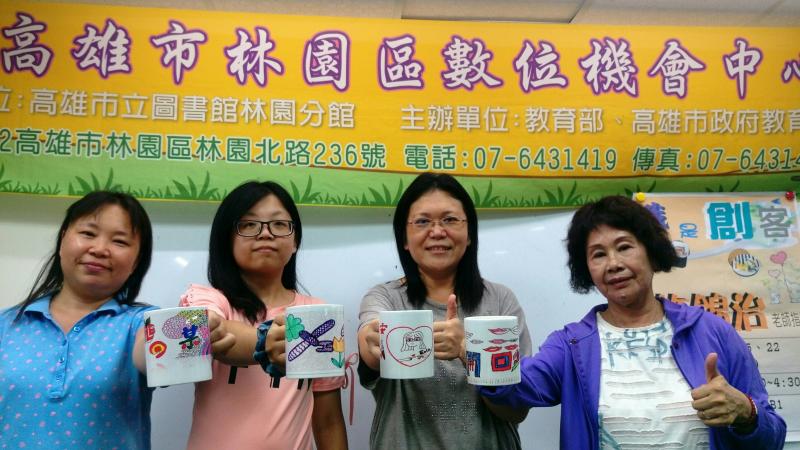 學員開心與自己的作品合照