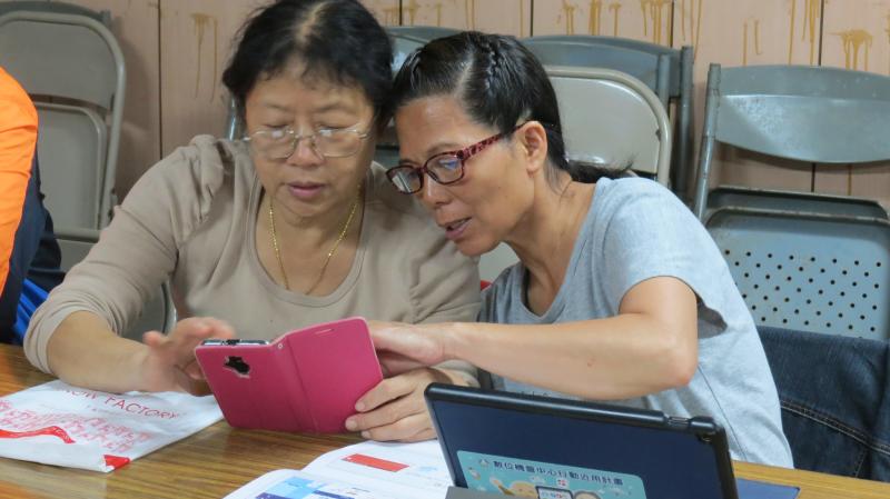 學員互相討論研究line操作介面