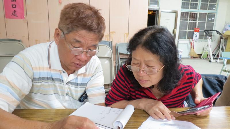 學員互相討論上課內容