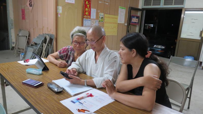 學員練習操作平板生活APP