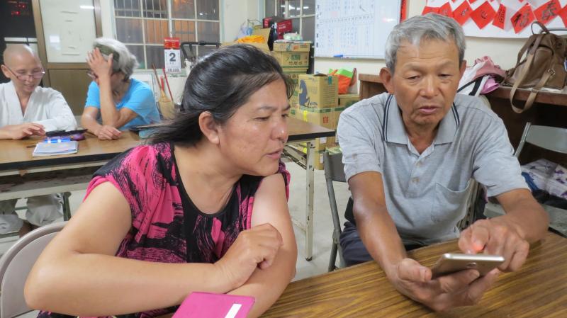 學員用自己的智慧型手機練習