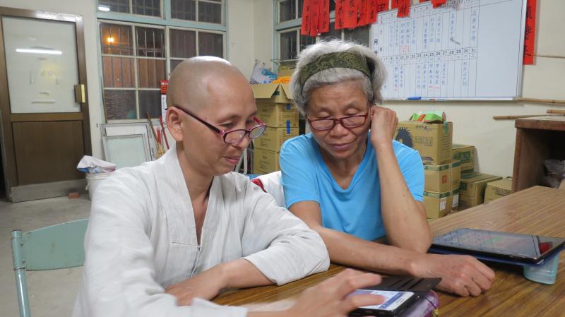 學員互相討論學習Linene操作畫面