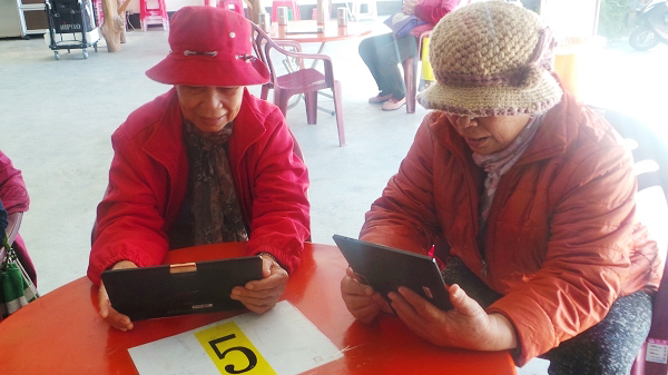 學員們開心的使用剛學到的相片組合APP，DIY拼貼自己的照片。