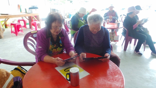 對於平板的使用，學員已經逐漸熟悉許多基礎功能，慢慢從中找到樂趣。