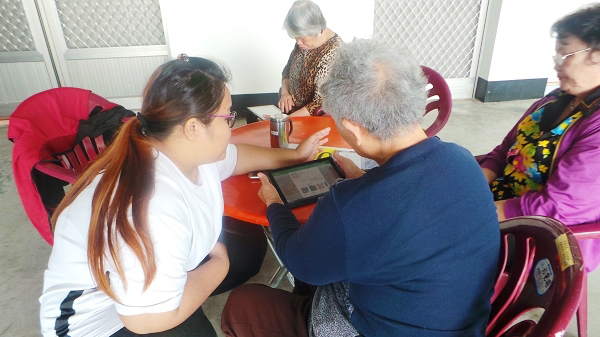 學員操作下載APP。