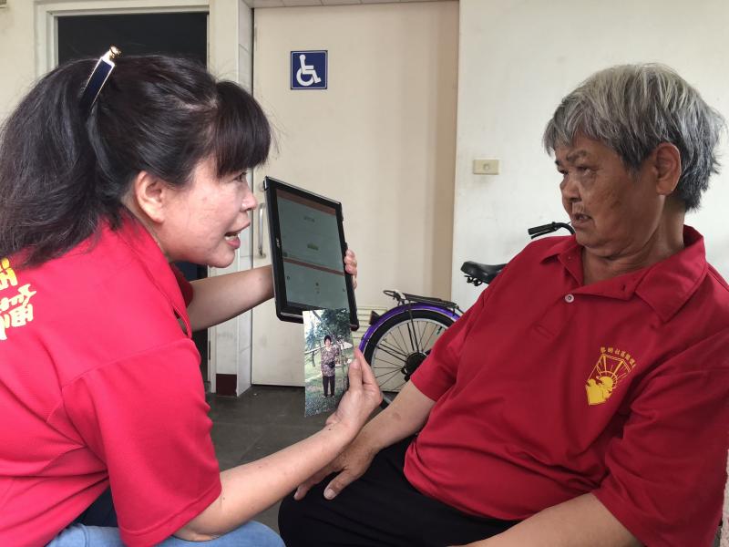 DOC志工引導長輩看圖說故事