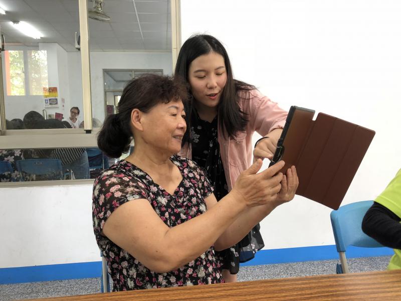 資訊志工協助學員操作