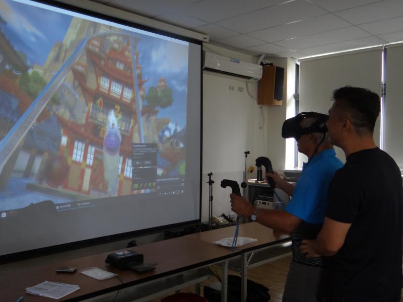 父子檔學員一同玩VR
