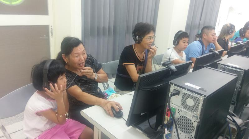 GOOGLE文件即使長者打字不方便也可以使用語音說的方式把文字直接紀錄在文件裡.還可以設定多種的語言表達的方式.讓長者不用為了打字而感到困擾