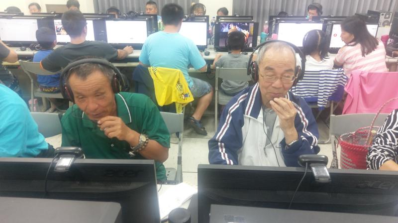 錄影說話上傳YOUTUEB.到YOUTUEB裡設定觀看方式.對學員來說則是新的體驗.聽到自己會上鏡頭都很不好意思