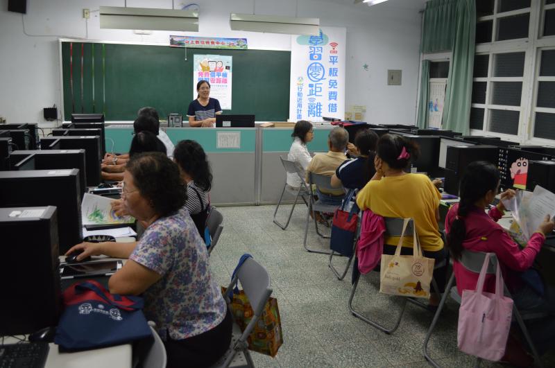 向學員講解如何使用平板