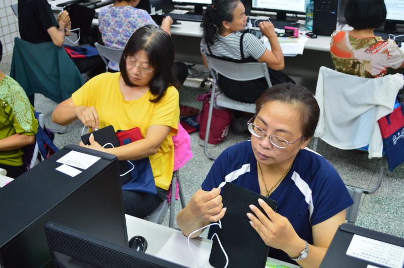 學員正在嘗試使用平板-第一張