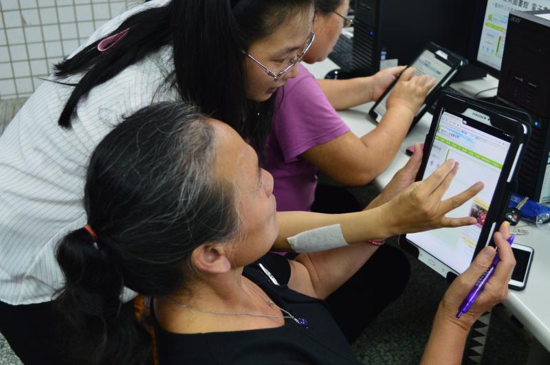 學員正在嘗試使用平板-第二張