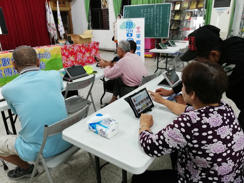 107年行動近用計畫DOC課程-講師助手幫阿嬤講解