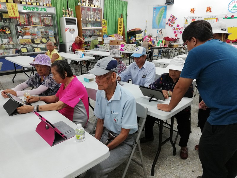 107年行動近用計畫DOC課程-講師慢慢跟長輩講解操作