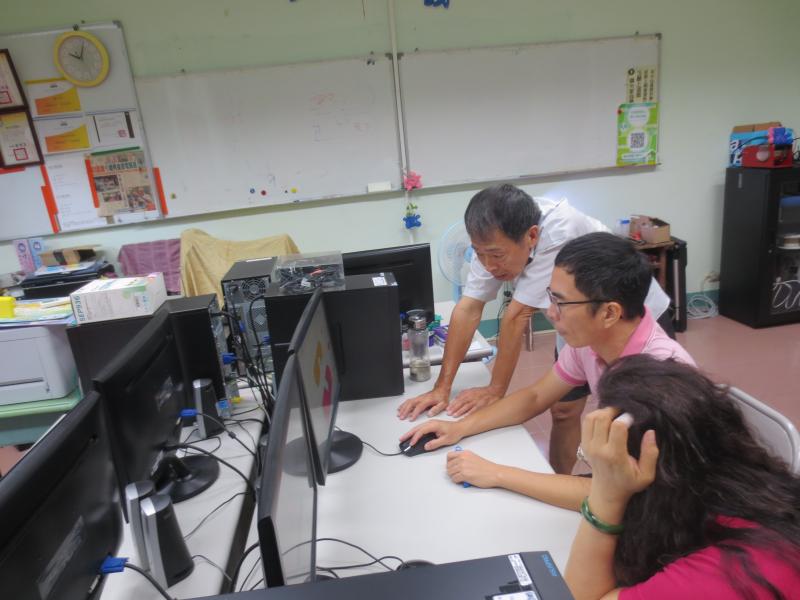 講師再一次檢查確認。