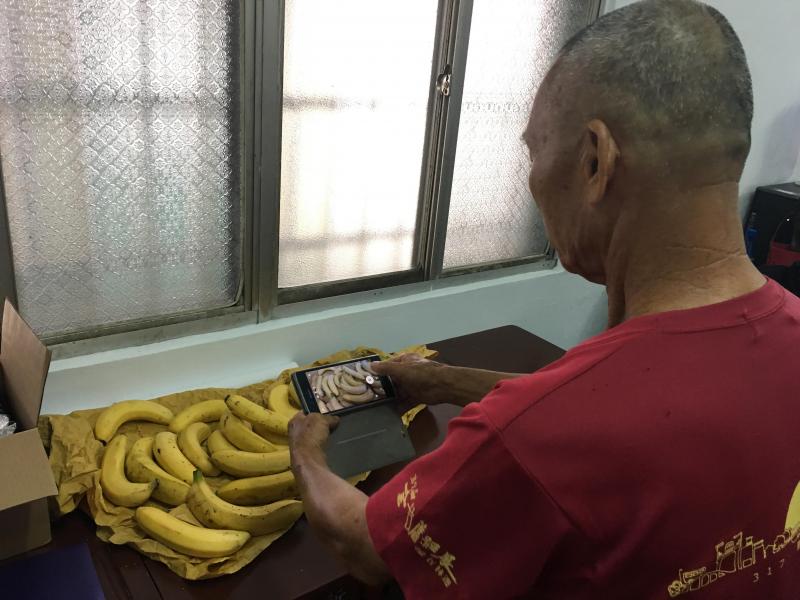 學員用香蕉作為實際練習拍照的對象。