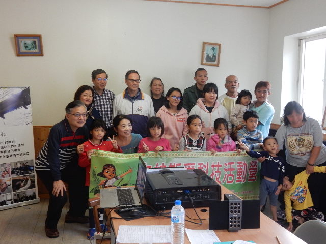 講師采鈺科技辛水泉總經理特地帶來了自己的全套無塵衣供學員穿上體驗。