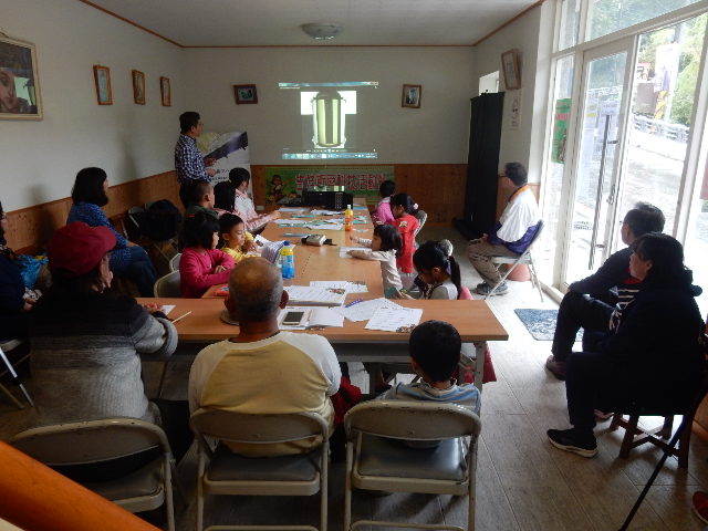 講師正在向學員介紹半導體的內部構造。