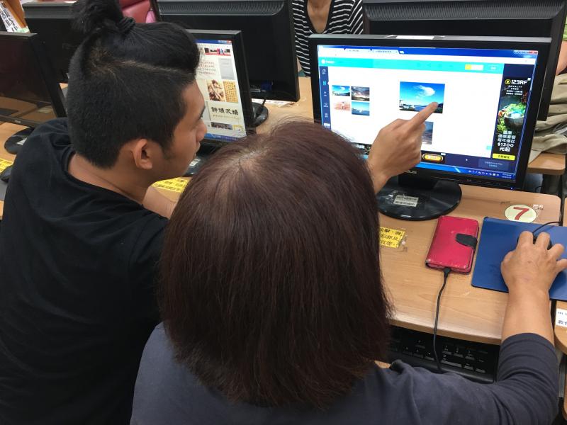 學習速度較快的學員，會幫忙指導旁邊學員跟上教學進度。