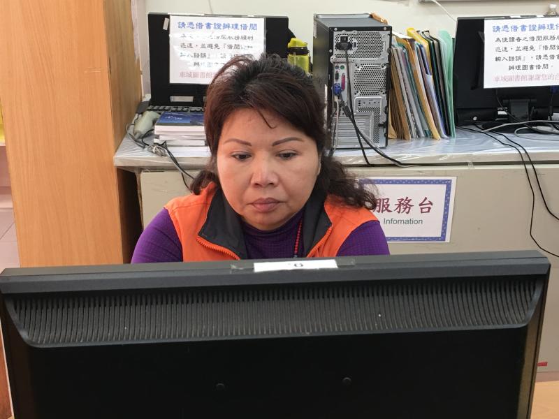 學員正聚精會神編輯自己的作品。