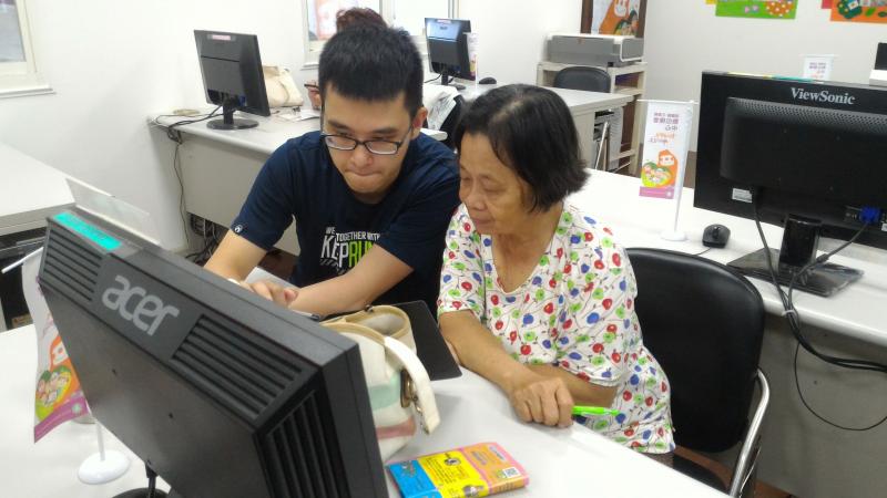 助教幫忙指導學員