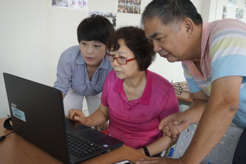 夫妻共學互相討論