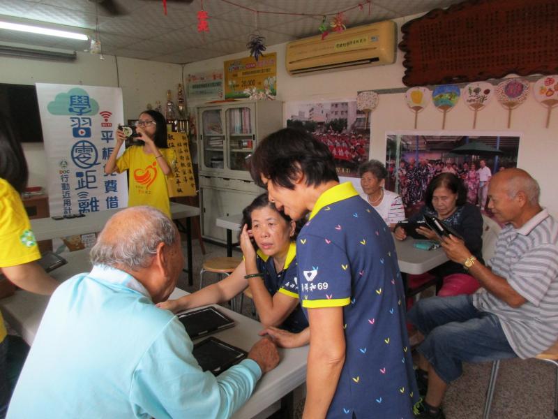 活到老學到老,長者與志工歡喜的互動