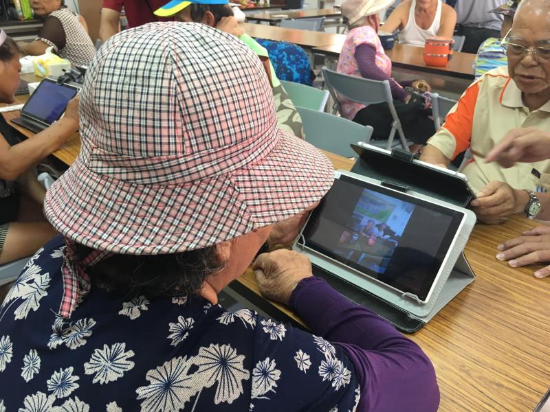 學員們正在瀏覽自己剛剛拍的照片。