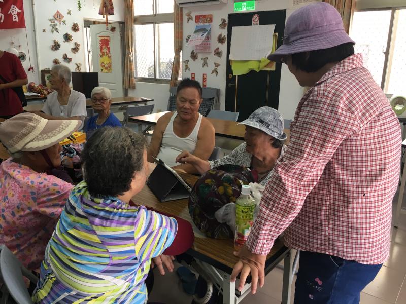 大家輪流熟悉平板操作。