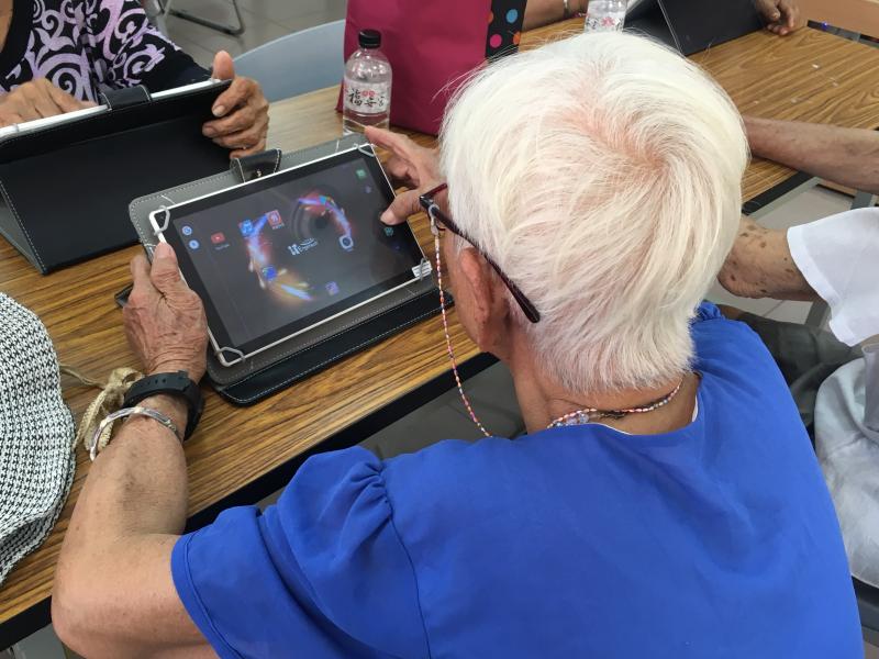 奶奶正在練習，和熟悉平板。