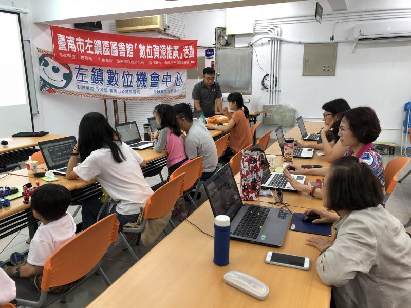 與學員討論文書處理方面進階問題