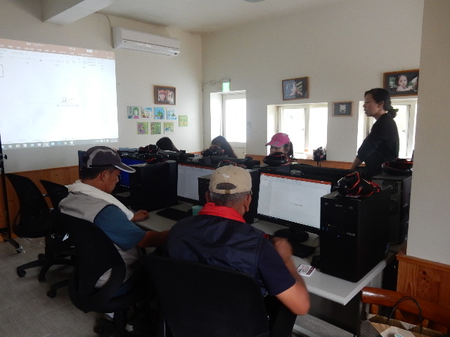 在地商品一頁網課程，講師向學員介紹網頁的文案撰寫技巧。