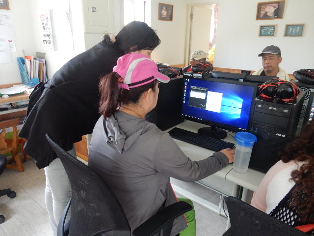 學員正在為自己的作品進行文案撰寫。