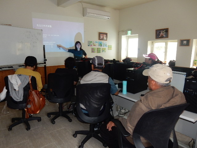 學員於課堂上專心聆聽，用心做筆記。