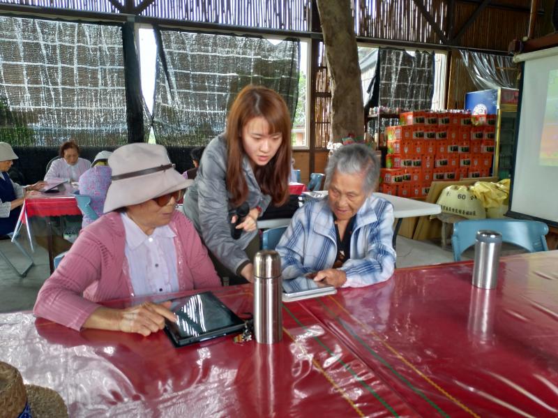 老師在旁邊指導教學