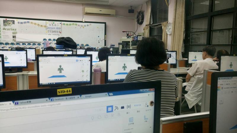 設計一款商品並打樣成型；設計並輸出一款人形公仔。