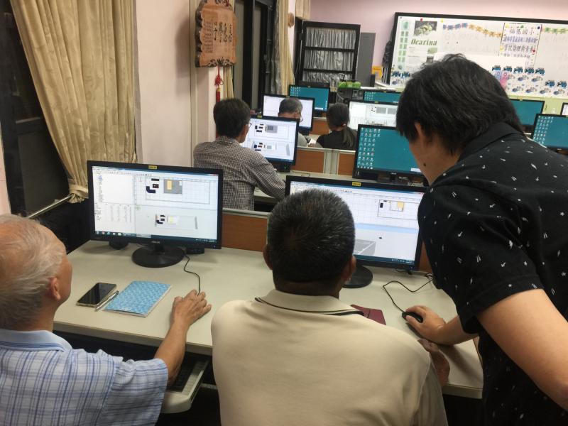 老師指導學員利用電腦設計３D室內房屋。