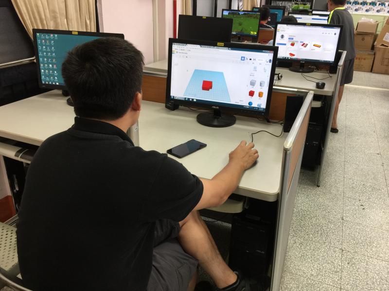 設計一款商品並打樣成型。