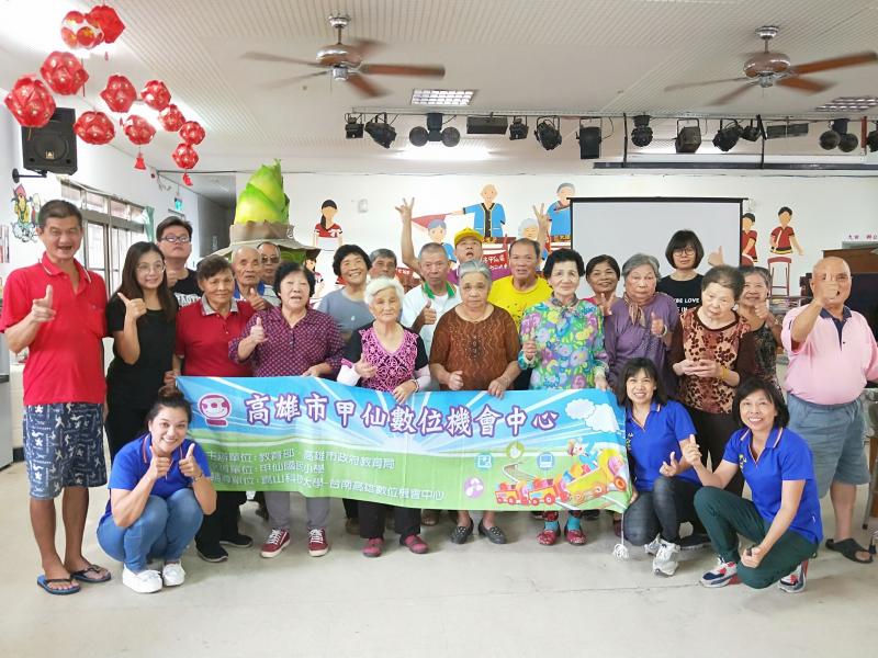 課程結束，講師和學員們合影留念