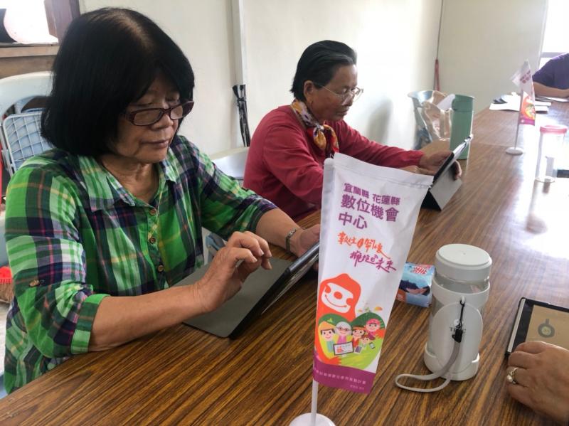 學員嘗試用平板自拍影片