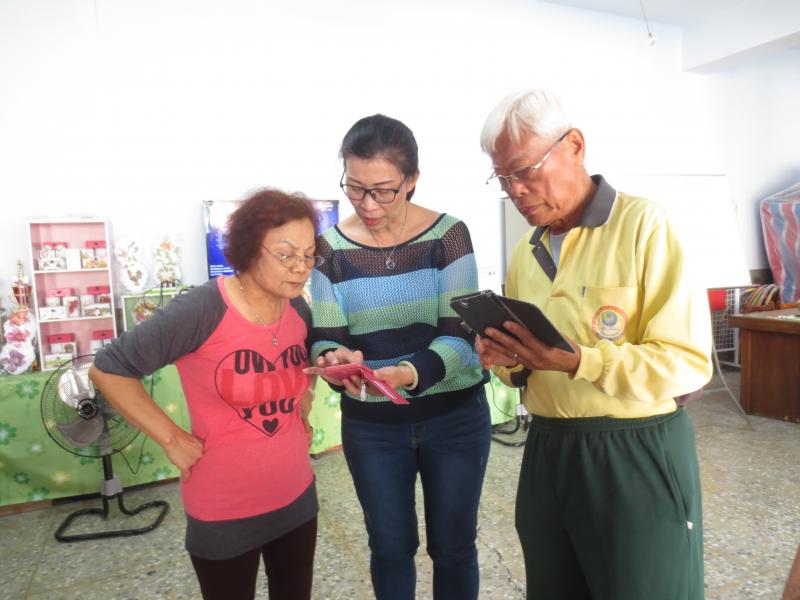 講師在旁協助學員操作。