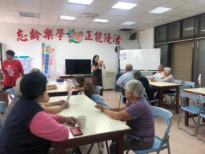 講師在台上述說有關三媽卡的故事。