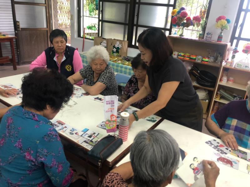 學員們開始進行三媽卡遊戲，認真投入在其中，真的非常的有趣。