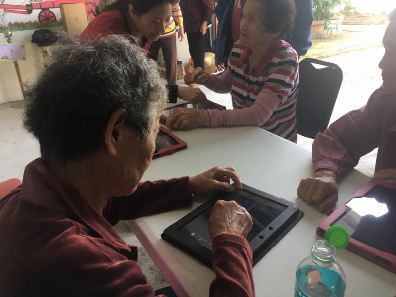 學員練習操作平板