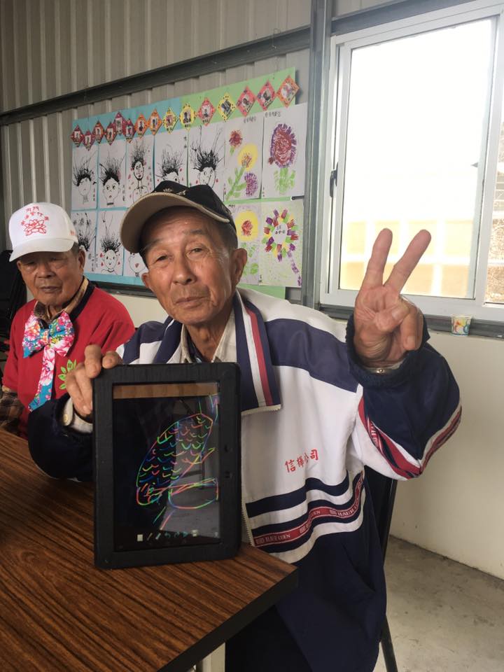 阿公很開心自己使用平版作畫。
