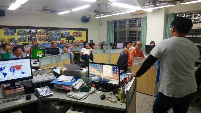 這些學員大部份都是農會員工，對於農產品行銷都特別有興趣，推廣部主任配合數位中心開了這門課。