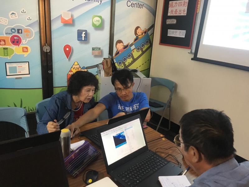 講師親切指導學員應用軟體