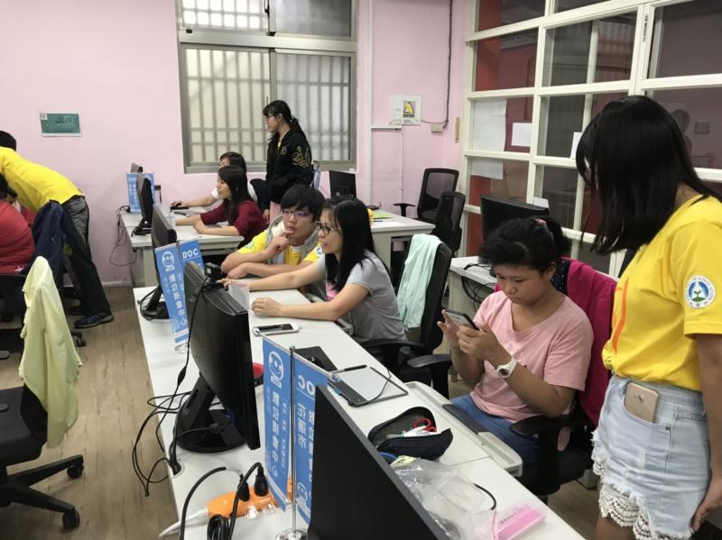 學員們在資訊志工的協助下，一同完成馬克杯熱轉印