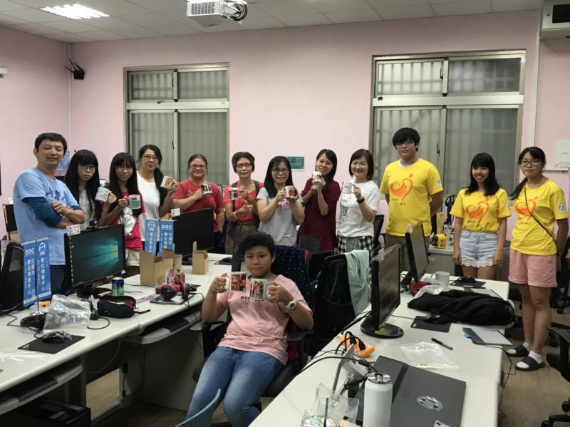 學員們在資訊志工的協助下，一同完成馬克杯熱轉印，全體大合照